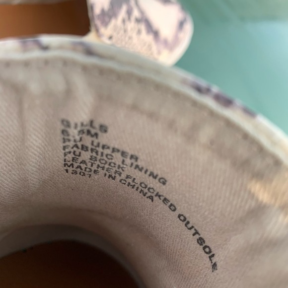 Steve Madden Snake Print white / gray / black slip on shoes - Picture 9 of 11